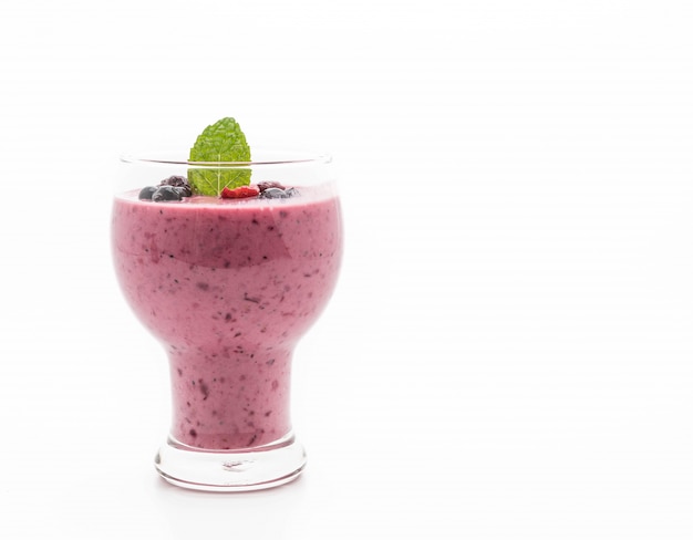 Free photo mixed berries with yogurt smoothies