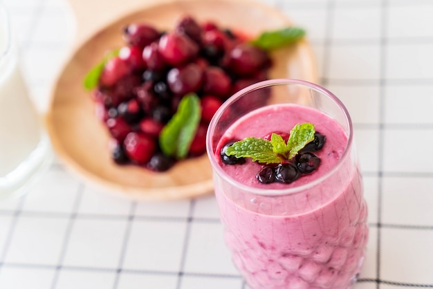 Free photo mixed berries with yogurt smoothies