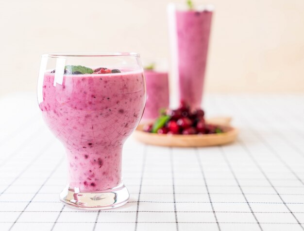 mixed berries with yogurt smoothies