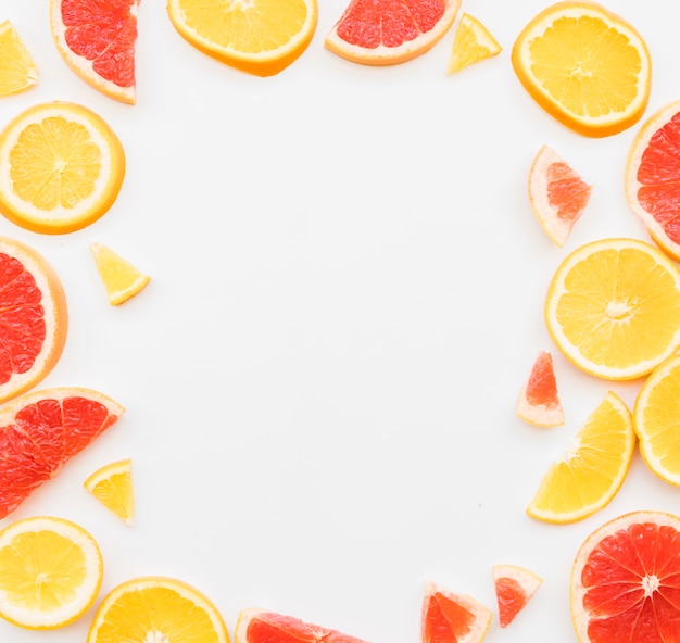 Free photo mixed colorful citrus pieces