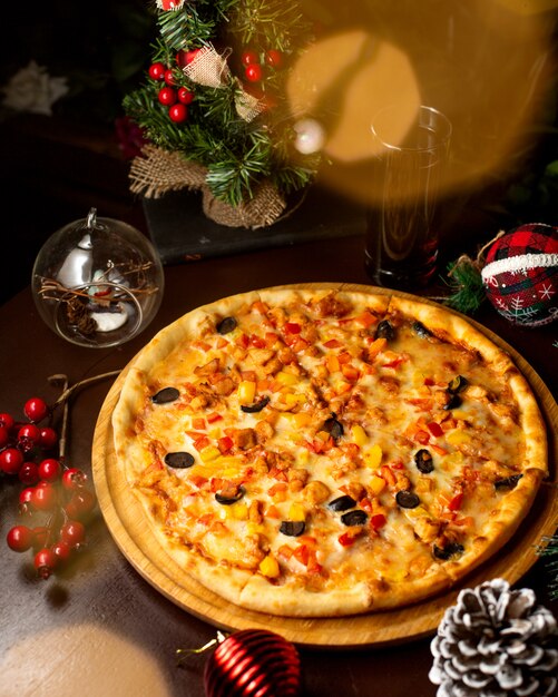 Mixed crispy pizza with olives and corn