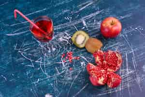 Free photo mixed fruits and a glass of juice, top view.