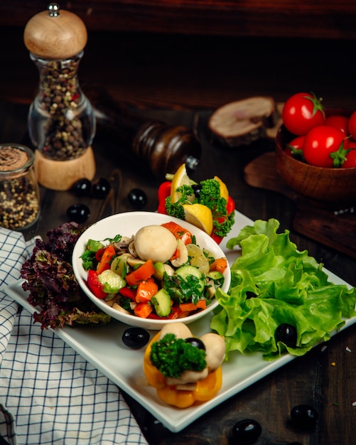 Free photo mixed salad served with various vegetables