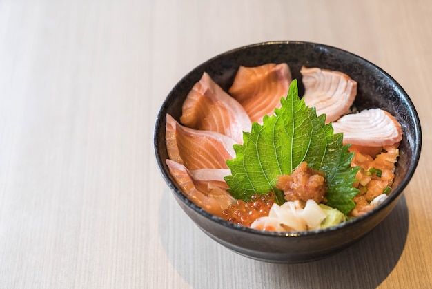 Free photo mixed salmon dongburi set