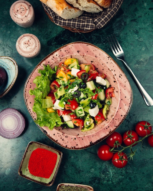 Free photo mixed vegetable salad with herbs