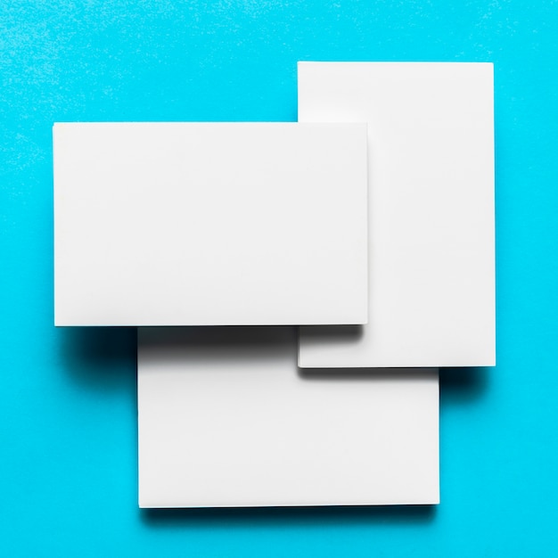 Free photo mixture of white envelopes with flat lay