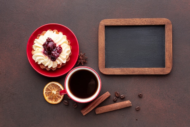 Free Photo mock-up with cake in flat lay