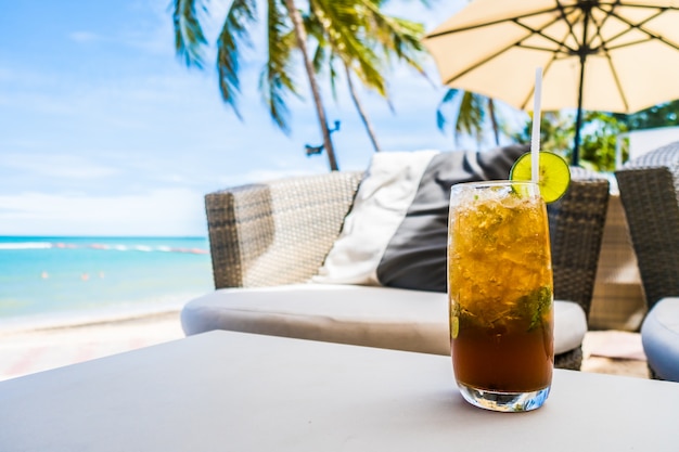 Free photo mocktail on the beach