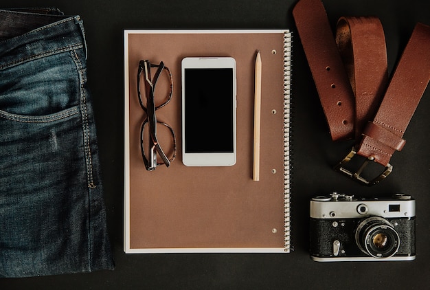 Free photo mockup tourist set, jeans, strap, camera, glasses, scratchpad and smartphone