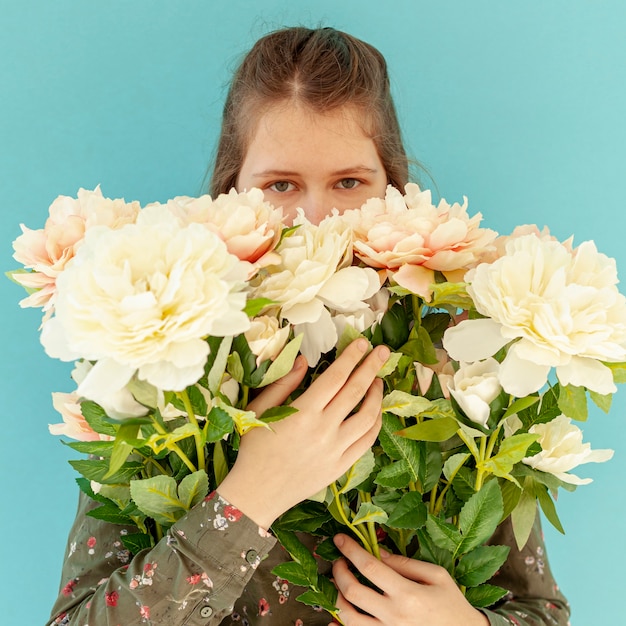 Free photo model holding flower bouquet medium shot