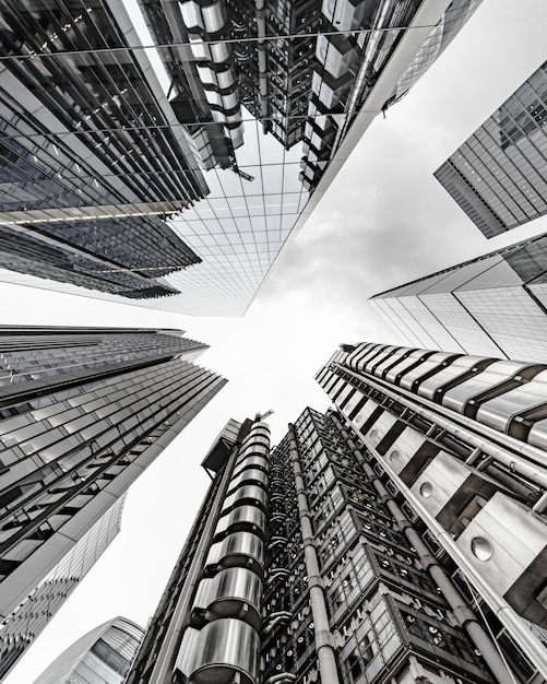 Free photo modern business building scenery touching the sky