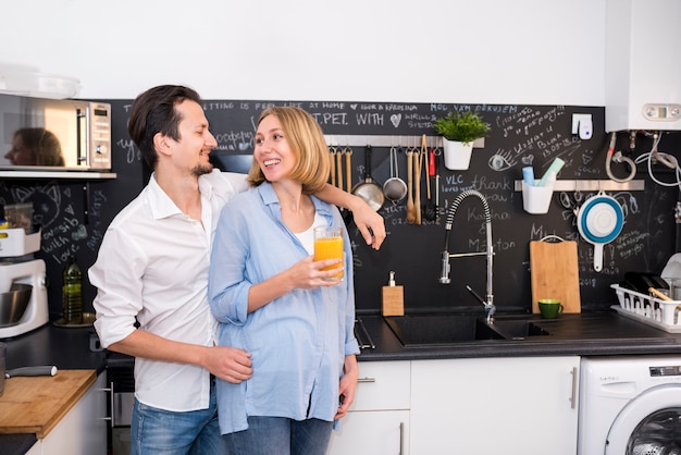 Free photo modern couple in kitchen