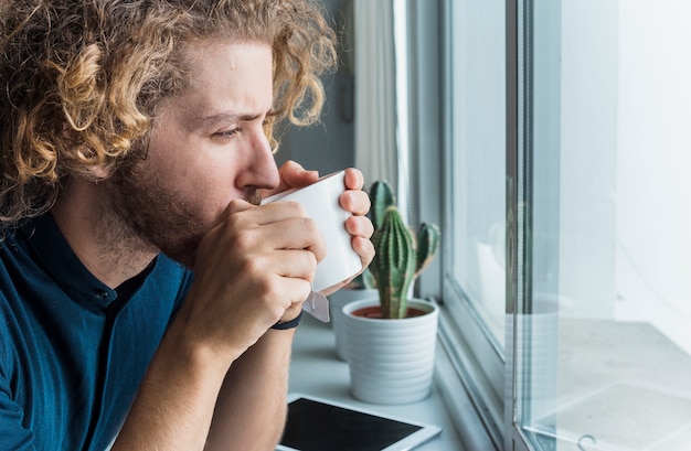 Free photo modern man drinking coffee