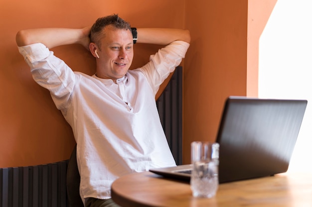 Free photo modern man relaxing at his desk