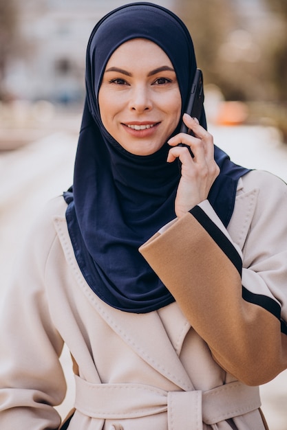 Free photo modern muslim woman talking on the phone