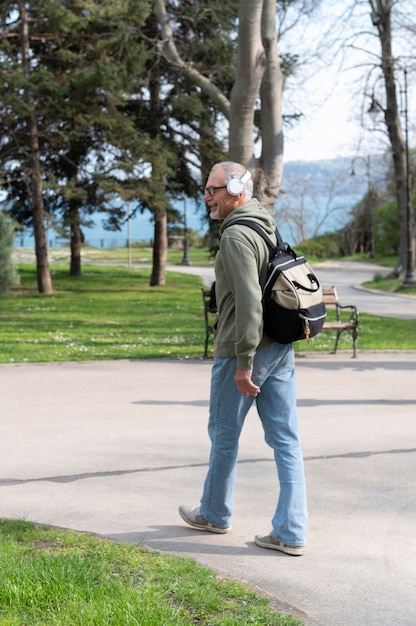 Free photo modern senior man relaxing in the park