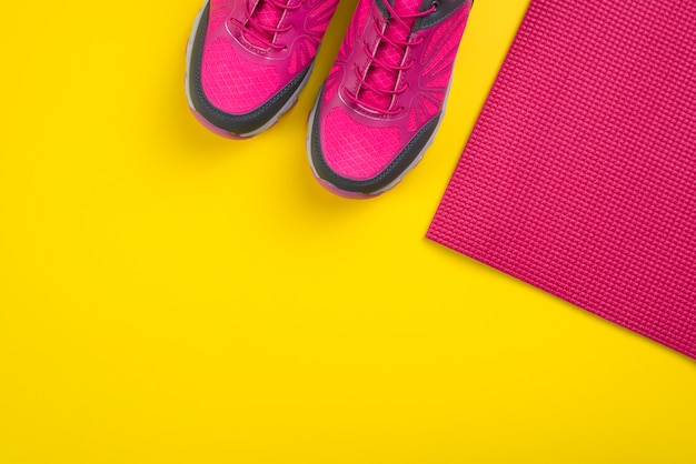 Free photo modern sport composition with colorful trainers