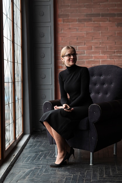 Free photo modern woman sitting on couch