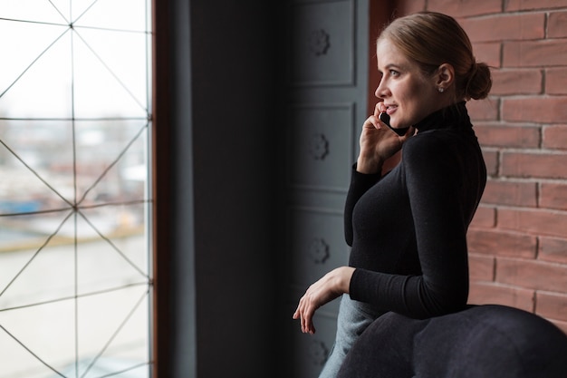 Free photo modern woman talking over phone