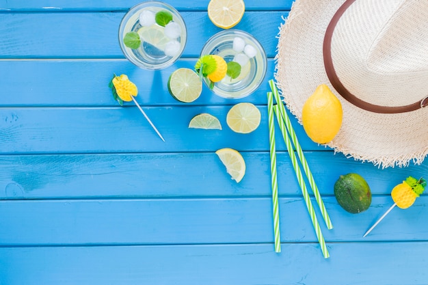 Free photo mojito cocktails in glasses with straw hat