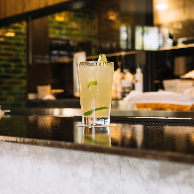 Free photo mojito drink on bar counter