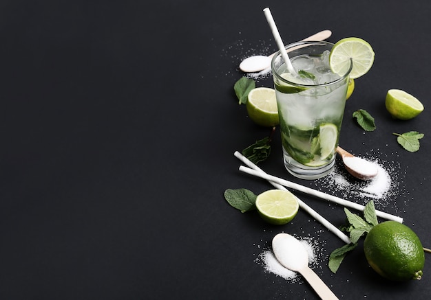 Free photo mojito drink with lime slices