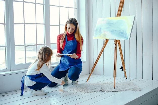 Free photo mom and daughter are drawing