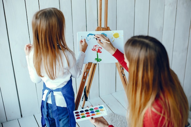 Free photo mom and daughter are drawing