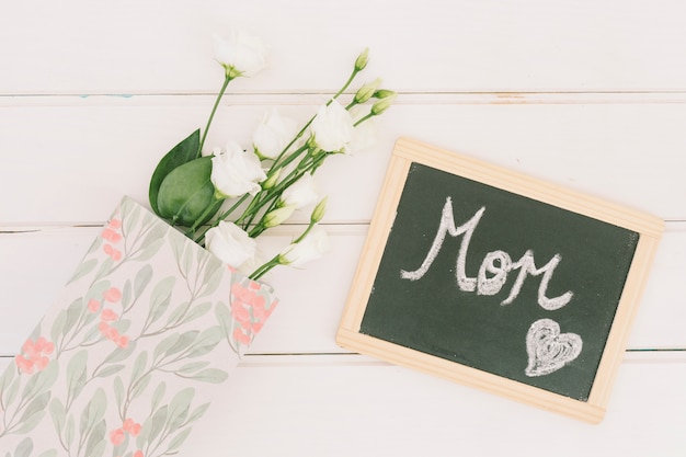 Free Photo mom inscription on blackboard with roses