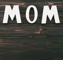 Free photo mom inscription on wooden table