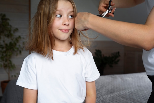 Free Photo mom taking care of  her daughter's hair