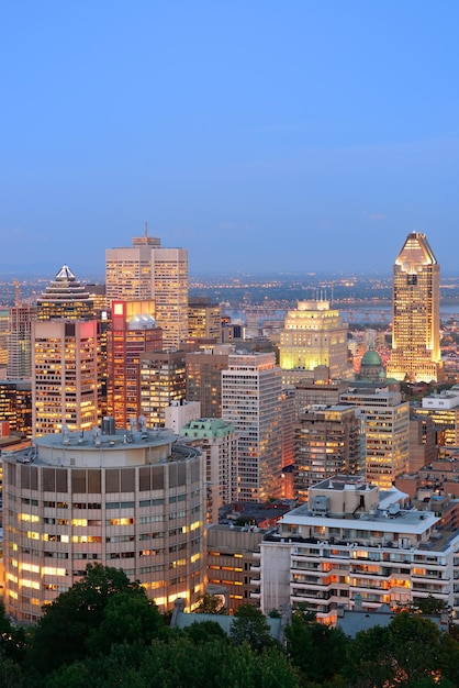 Free photo montreal at dusk with urban skyscrapers viewed from mont royal