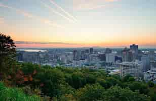 Free photo montreal sunrise viewed from mont royal with city skyline in the morning