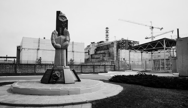 Free photo monument of dying people in the tragedy of chernobyl background nuclear power plant black and white photo