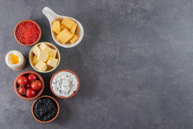 Free photo morning breakfast placed on a marble background.