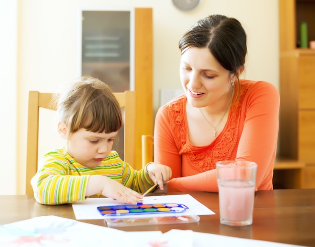 Free photo mother and baby drawing on paper