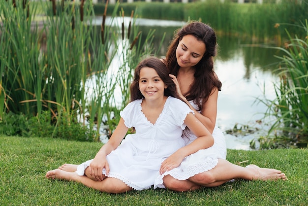 Free photo mother and daughter posing outdoors