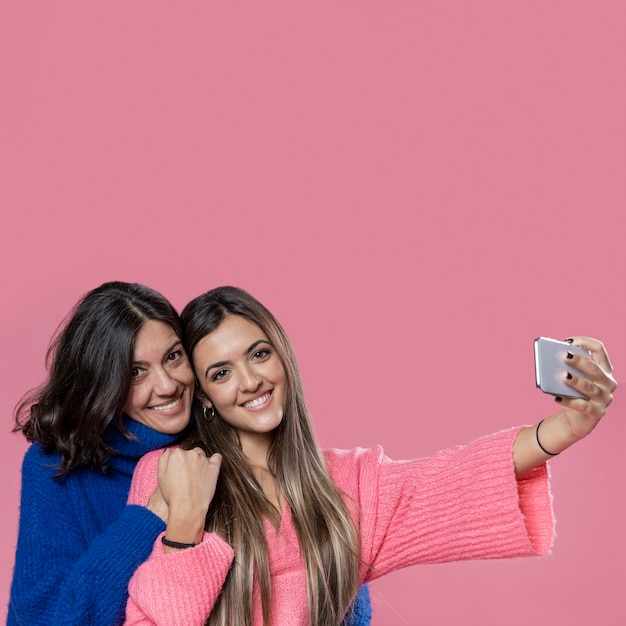 Free photo mother and daughter taking selfie