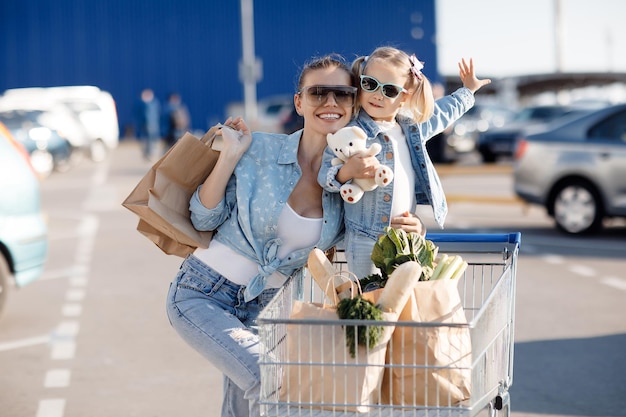 Free photo mother and daughter with shopping bags