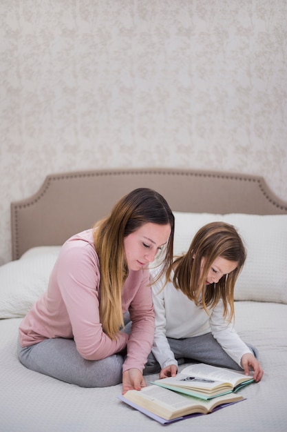 Free photo mother reading together with daughter