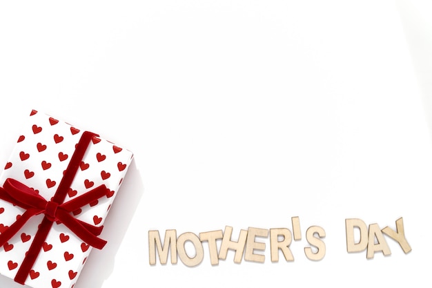 Free photo mother's day lettering with gift box