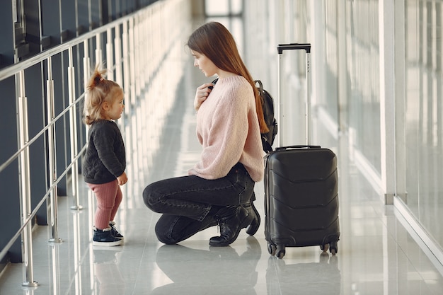 Free photo mother with daughter at the airport