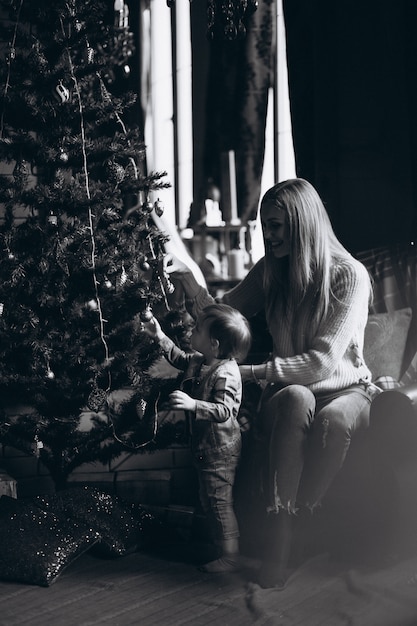 Free Photo mother with daughter by christmas tree