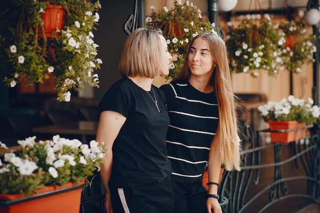 Free photo mother with daughter in a city