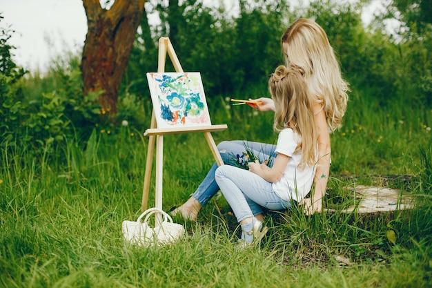 Free photo mother with daughter drawing in a park