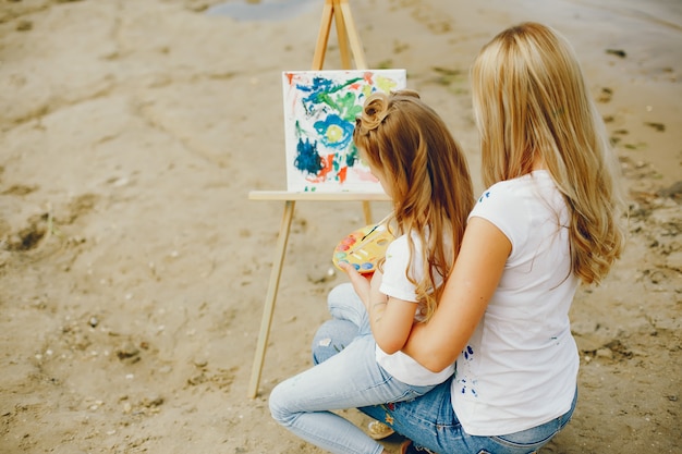 Free Photo mother with daughter drawing in a park