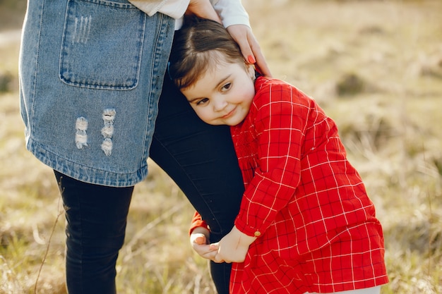 Free Photo mother with daughter in a forest