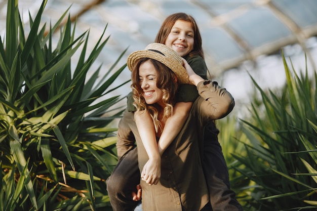 Free photo mother with daughter. workers with flowerpoots. girl in a green shirt