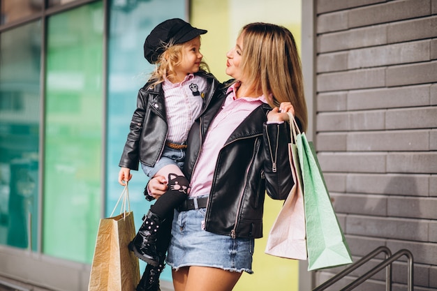 Free Photo mother with her little cute daughter with shopping bags