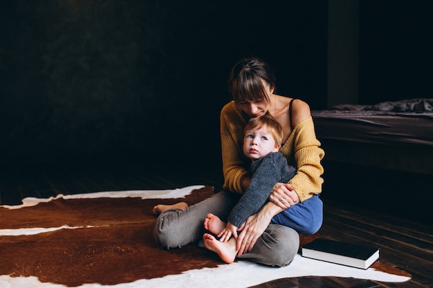 Free photo mother with her son playing in the room